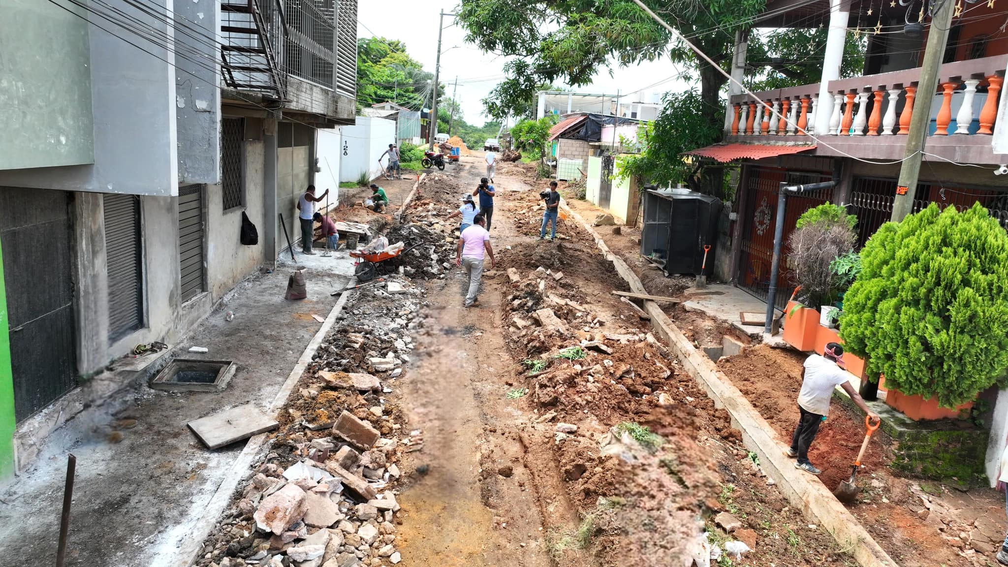 La Primera Autoridad Municipal Camin En La Calle Sonora De La Colonia