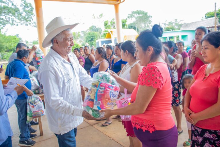 Entrega de despensas en Nuevo Quiamaloapan, Paso Limòn y Cabañas.