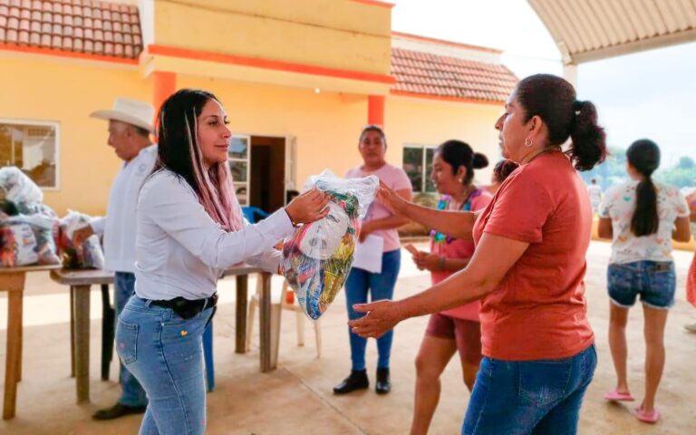 Entrega de despensas en San Bartolo, Gran Bretaña, San Miguel y Plan de San Luis